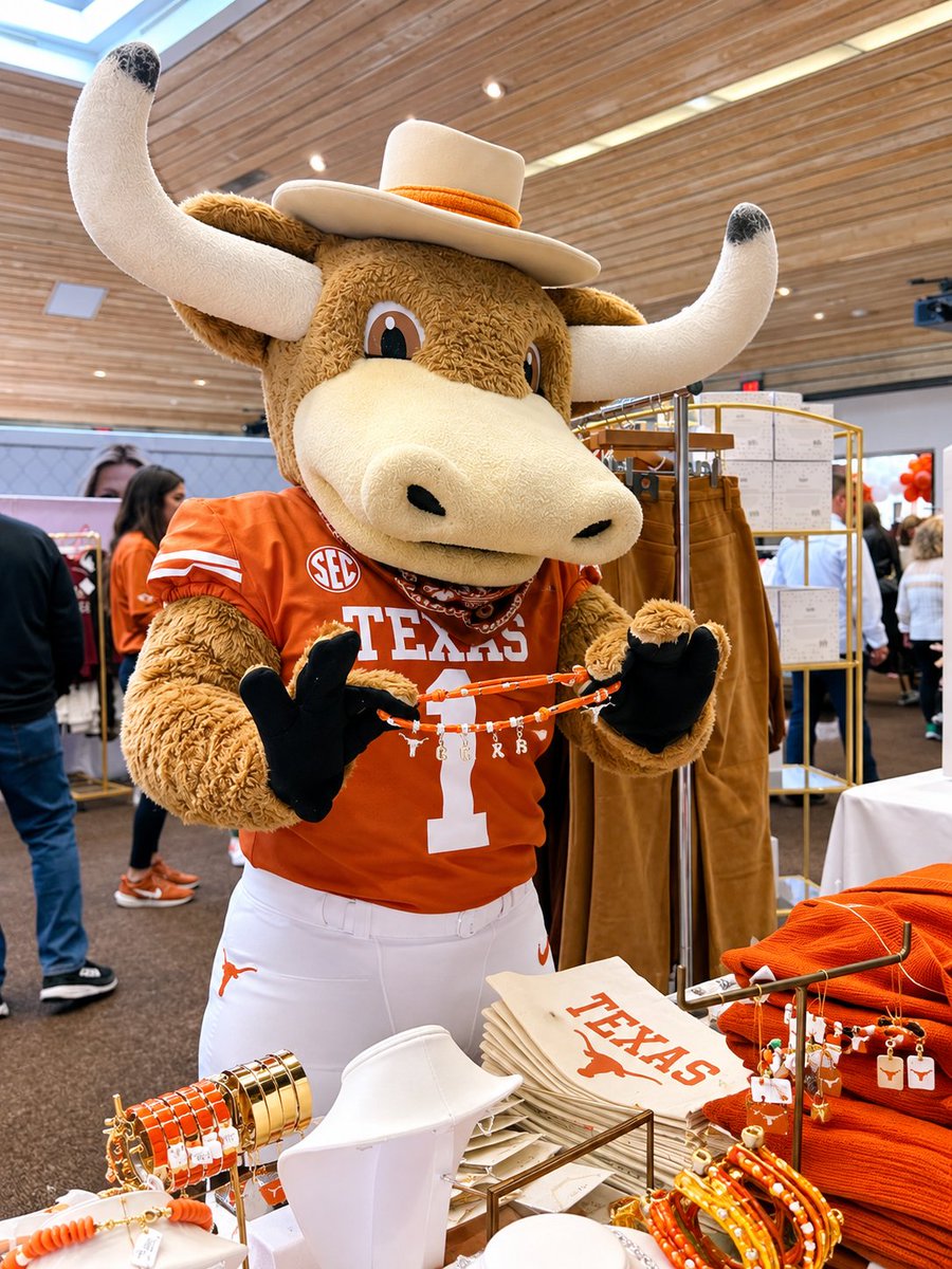 TexasExes's tweet photo. Everyone loves the Longhorn Market. Even Hook ’Em.🤘

Shop 50+ Longhorn businesses on Sunday, Nov. 8 from noon–4 p.m. at the Etter-Harbin Alumni Center! Bring your people. Bring your shopping list. Bring your burnt orange. See you at the Market!

RSVP → https://t.co/0GjoqJdfbs https://t.co/UYDqnxbeSw