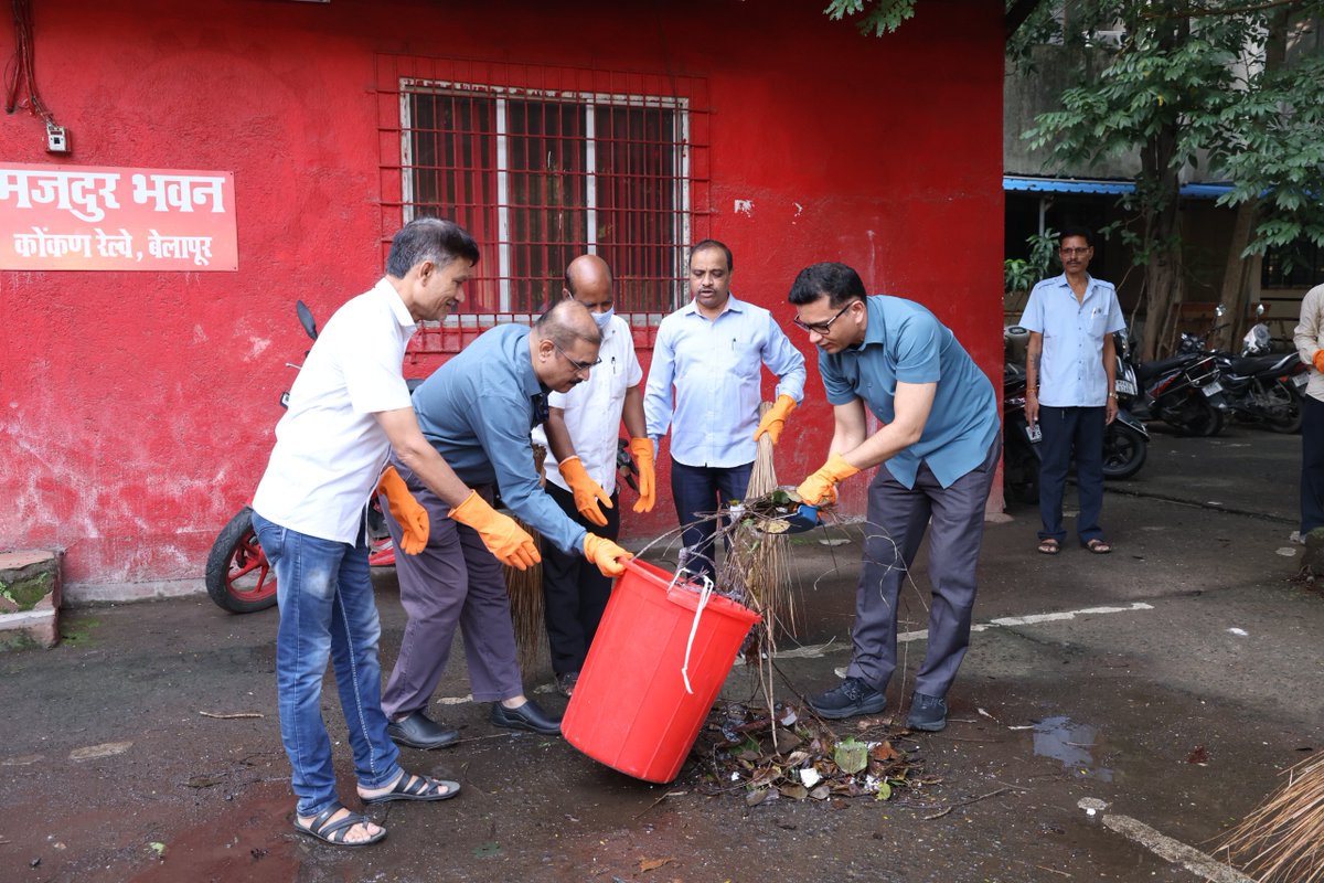 KonkanRailway's tweet photo. #SwachhataHiSeva2026 | Under ‘Ek Ghanta, Ek Saath’, Officers &amp; Employees at the Corporate Office, Belapur, carried out a Swachhata Abhiyan, reaffirming their commitment to cleanliness.
#SwachhBharat #SadarSeva https://t.co/zm6ilgsRSP