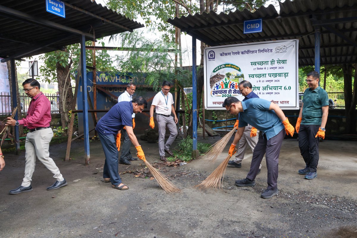 KonkanRailway's tweet photo. #SwachhataHiSeva2026 | Under ‘Ek Ghanta, Ek Saath’, Officers &amp; Employees at the Corporate Office, Belapur, carried out a Swachhata Abhiyan, reaffirming their commitment to cleanliness.
#SwachhBharat #SadarSeva https://t.co/zm6ilgsRSP