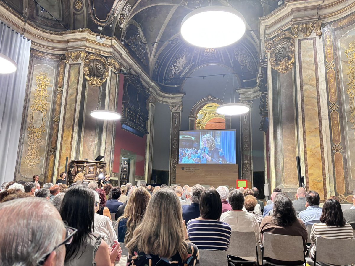 ArnauMarti's tweet photo. Enhorabona, @MerceGenero per una trajectòria de tenacitat i compromís amb la salut mental. Has fet de la defensa d’aquest servei públic, un projecte d’orgull d’#Osona i referent de país. 💜 @Osonament https://t.co/W3qqCx0SS5
