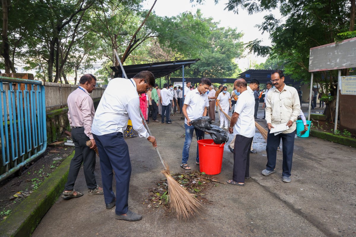 KonkanRailway's tweet photo. #SwachhataHiSeva2026 | Under ‘Ek Ghanta, Ek Saath’, Officers &amp; Employees at the Corporate Office, Belapur, carried out a Swachhata Abhiyan, reaffirming their commitment to cleanliness.
#SwachhBharat #SadarSeva https://t.co/zm6ilgsRSP