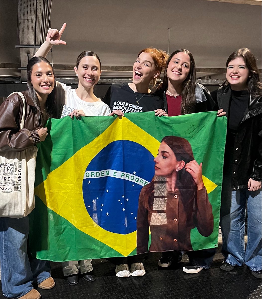 sophyourbae's tweet photo. gente fui ali perguntar alguma coisa e a daph e a gab responderam que é proibido virar à direita no domingo gente ! https://t.co/hroGeYHQSJ