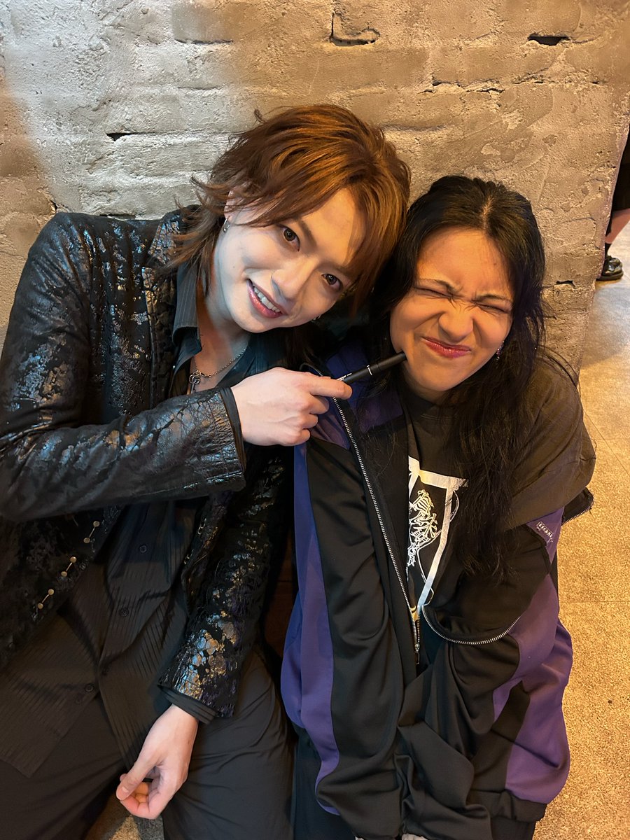 IddytheImp's tweet photo. 10.02
Yo solo lloré UNA vez 🙂‍↕️😤🥹
Aunque yo era un poco enferma, podía divertirme como si todo fue normal 🥹
🐟 fue divertido a ver pq él tenía la camisa nueva 😂
🦖 era tan BELLO y lindo que yo tuve que comprar otra foto con él 🙈
Hoy fue un día divertido, y estoy feliz✨ https://t.co/ja9VWtq57b