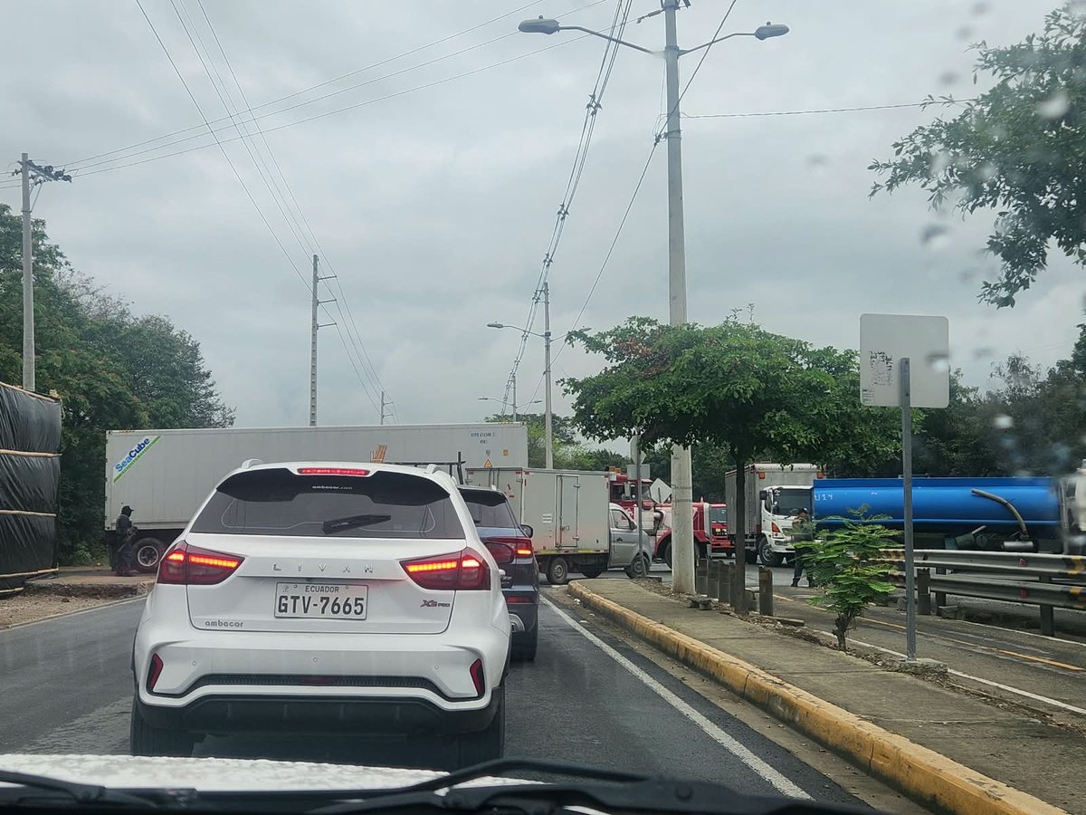 PedritoExtranja's tweet photo. Nadie impone orden en el tráfico vial en Guayaquil.
En serio dan licencias a cualquiera, no hay vigilantes en zonas claramente caóticas. Es tierra de nadie. 
Deberían renunciar TODOS los de la ATM. Pero todos los directivos. https://t.co/fAbTzDIw0v