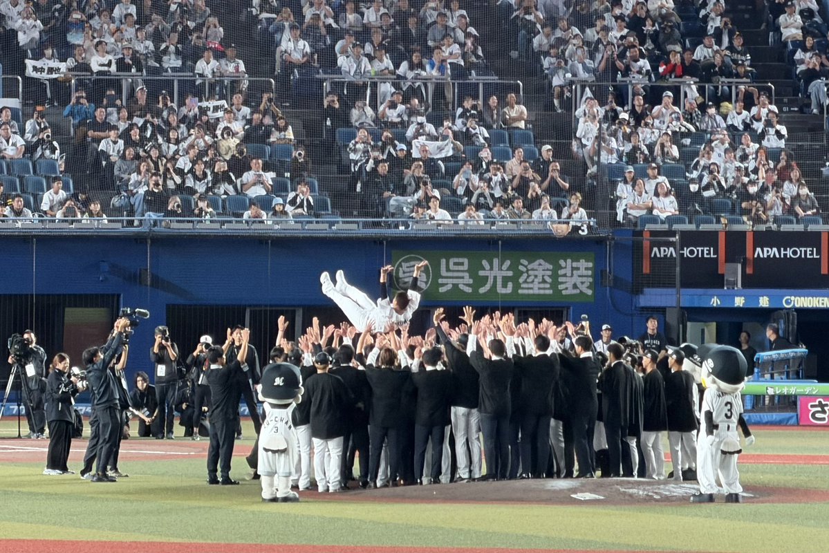 CLM1600's tweet photo. 試合の事は覚えて無いけど、紙吹雪が想像の斜め上過ぎて、終わってからタオルとスマホ探すの大変やった。
そしてあっという間にあれだけあった紙吹雪が綺麗に片付いたのも流石やった。

角中選手お疲れ様でした！ https://t.co/GmAZWu0dVb
