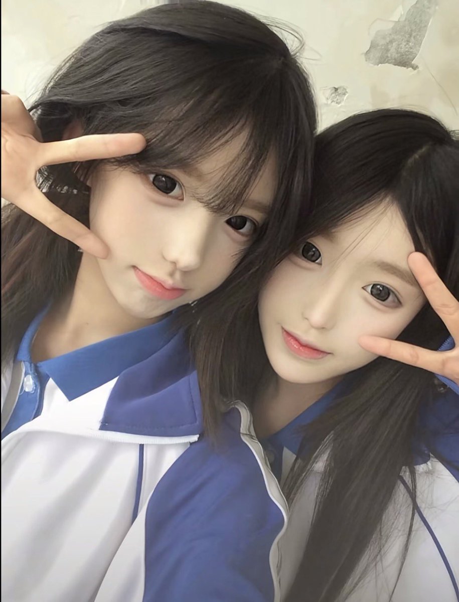 tricia22pg8's tweet photo. 现在是 23.44，睡不着新拍的              

有人想锐评一下我跟闺蜜20岁福嘛 🥹      

看完不许瞎说，赶紧看，我要删了              

真没有📷 流言 1 我真的给呀 https://t.co/H0VbVP9hWQ