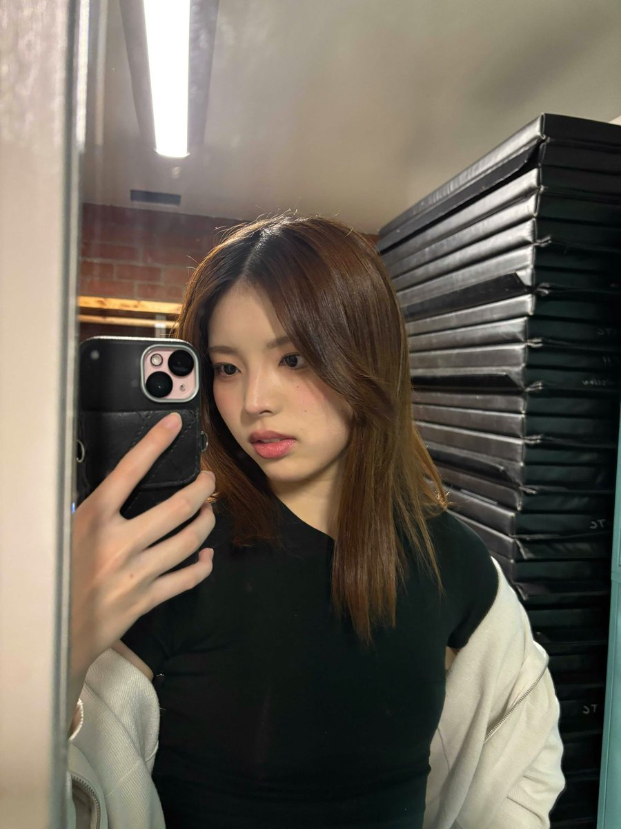SAINT_SBASE's tweet photo. SAKURA with SAMARA &amp; EMILY in new photos via WEVERSE.

#SAINTSATINE https://t.co/j6Usgu6p7a
