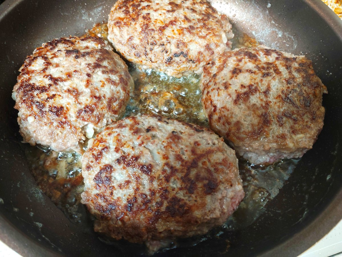 9321Yuki's tweet photo. 久しぶりにハンバーグ作った。
二年ぶりくらい？
ハンバーグよりロールキャベツが好きだからついついロールしてしまう。 https://t.co/R1BOwh0JuS