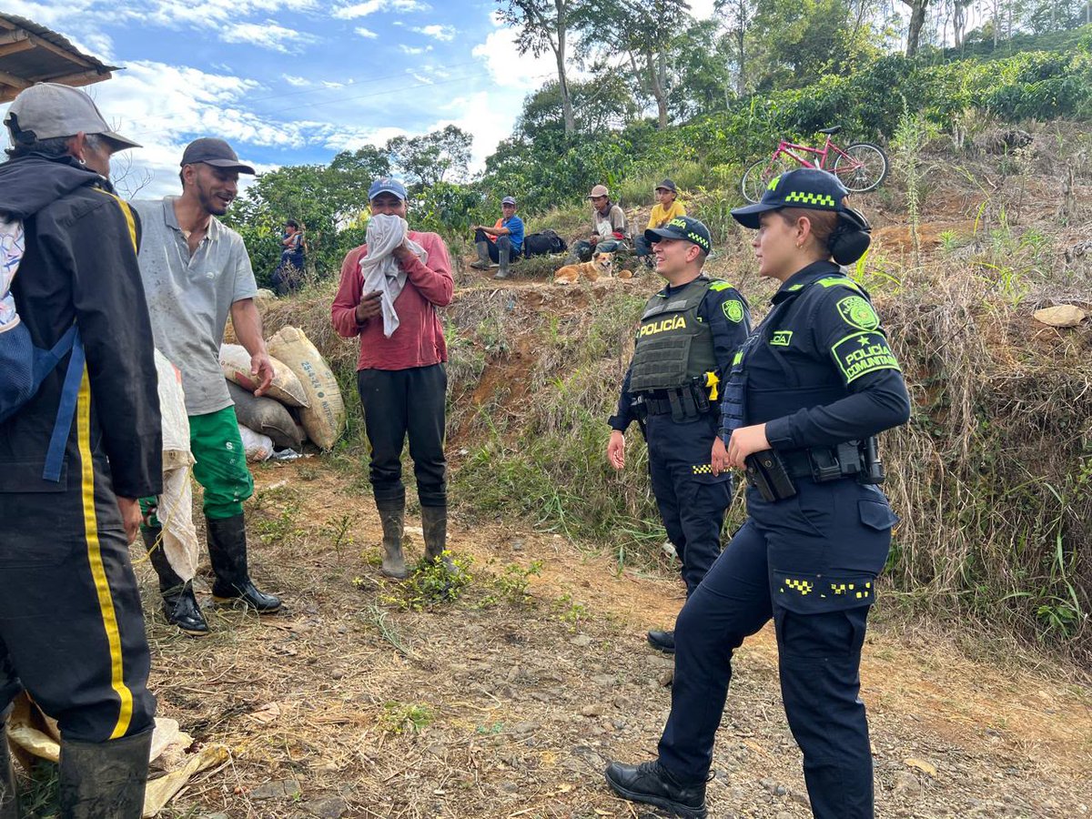 Policiantioquia's tweet photo. En #Tarso | Nuestro grupo de Policía Comunitaria realizó una campaña de prevención frente al homicidio, lesiones personales y hurto a personas, brindando recomendaciones de seguridad, promoviendo la sana convivencia y la resolución pacífica de conflictos. #JuntosPorAntioquia https://t.co/zEvNB6yIlc