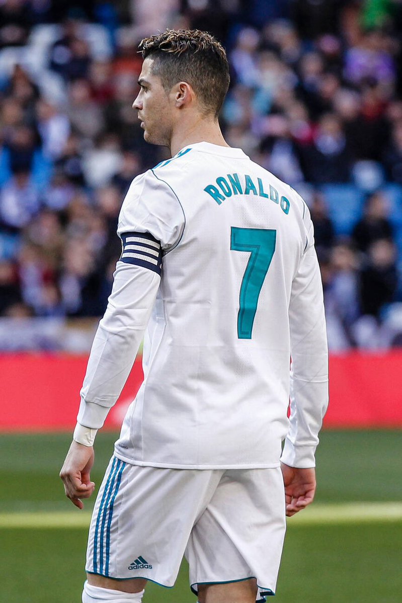 MousaQi's tweet photo. 🚨🗣️ فريديريك هيرمل صحفي AS:

على جماهير ريال مدريد دعم كريستيانو رونالدو

غادر كريستيانو رونالدو ريال مدريد بطريقة سيئة، ويغادر البرتغال بالطريقة نفسها

هذه هي الحقيقة، ويجب أن تُروى كما هي، من دون تلطيف أو تبريرات

لكن عندما يتعلق الأمر بكريستيانو، أرفض التعامل مع هذه القضية كما لو أنها تخص أي لاعب آخر

نحن نتحدث عن الرجل الذي كان رمزًا وأحد أبرز صُنّاع ثاني أهم حقبة في تاريخ ريال مدريد، بعد سنوات المجد الأولى مع ألفريدو دي ستيفانو، والكؤوس الأوروبية الخمسة الأولى التي جعلت النادي الملكي المرجع المطلق في عالم كرة القدم.

لولا كريستيانو، لما تمك�� ريال مدريد من منافسة برشلونة بقيادة ليونيل ميسي وبيب غوارديولا، ولما حقق ريال مدريد مع زين الدين زيدان الإنجاز الاستثنائي بالفوز بثلاثة ألقاب متتالية في دوري أبطال أوروبا.

كان رحيل المهاجم البرتغالي عن ريال مدريد فرصةً للنادي لإثبات سلطته، وربما يتكرر الأمر نفسه الآن مع الاتحاد البرتغالي.

لكنني أرى أنه من الضروري إظهار الحب والدعم لكريستيانو، لأنه يمر بمرحلة أصعب بكثير مما قد نتخيل.

لذلك، ومن موقعي المتواضع ككاتب عمود، أقترح أن يُجهّز جمهور ريال مدريد لفتةً خاصة في المباراة المقبلة.

تيفو يحمل كلمات الصداقة والامتنان يوم 10 أكتوبر، في ملعب سانتياغو برنابيو، خلال مواجهة فياريال.

لنقل لكريستيانو إنه، في هذه اللحظة الصعبة، لم ننساه🐐🤍