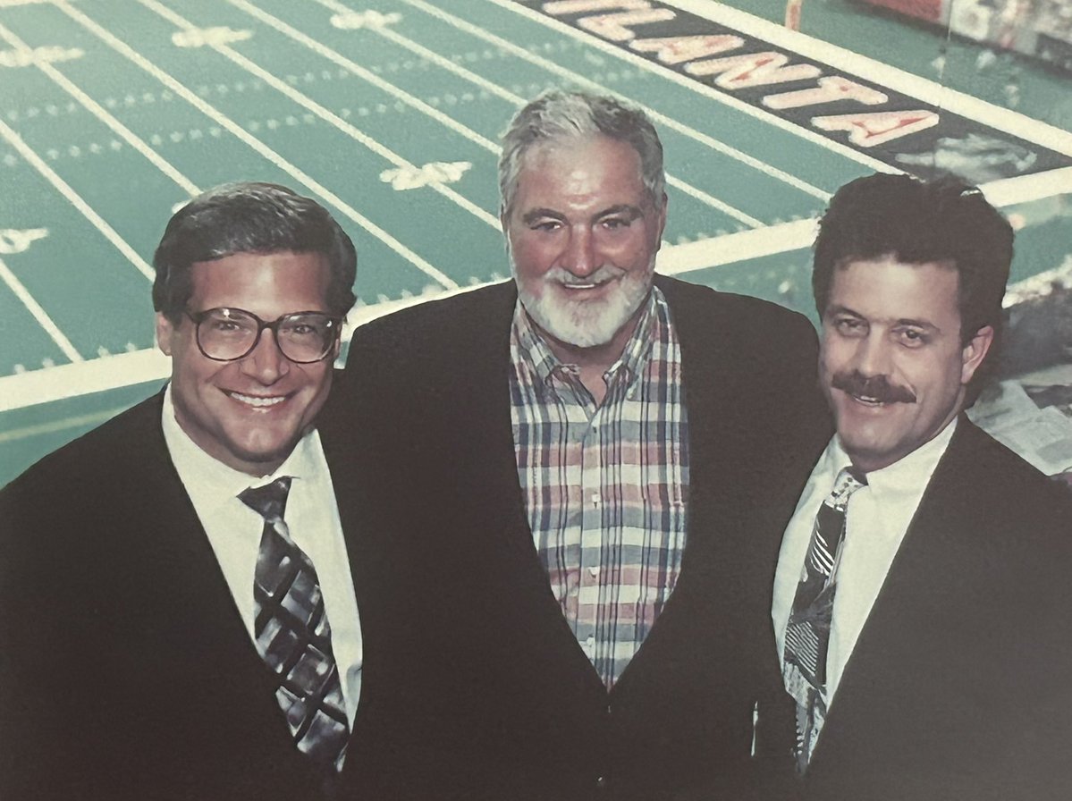 RosinskiBill's tweet photo. I’m heartbroken today after leaning of the passing of Jeff Van Note. I worked with him for three years calling Falcons games from ‘92-‘94. He was a great analyst but more importantly a wonderful man who welcomed along with his wife Dee my family to Atlanta. I cherish those years. https://t.co/nRWSxtiLRO