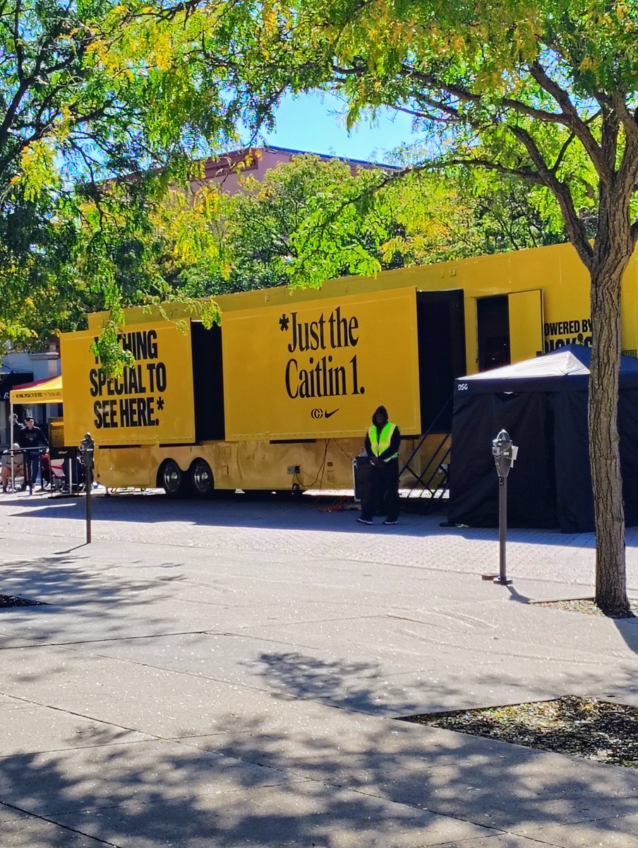RealQueenDD's tweet photo. @CaitlinClark22 Just doing some recon on your setup here in Iowa City. f you need someone to work with who can actually shoot, I got you! #willWorkforShoes #Nike #Caitlin1 #collegegameday #uiowa #gohawkeyes #jkNikeStaff #nothingspecialToSeeHere #justthecaitlin1 https://t.co/H3pU2Lcq8j