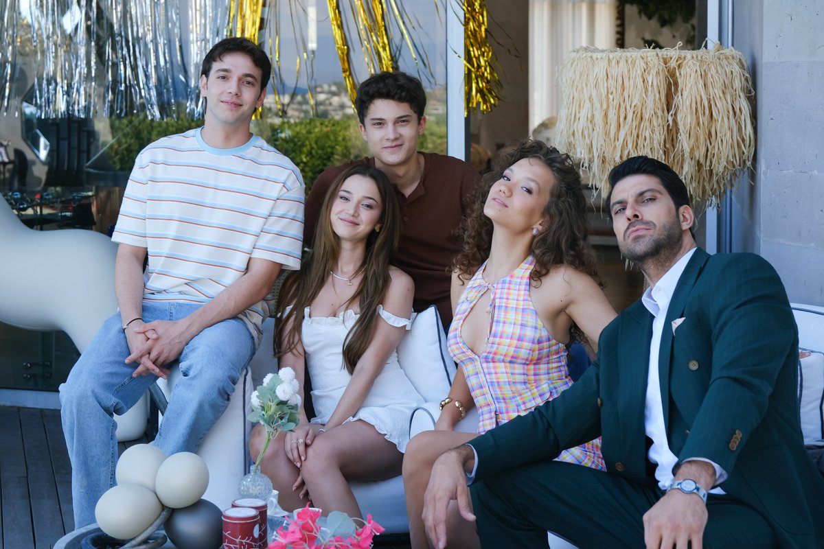 daha17dizi's tweet photo. Setten çok tatlı fotoğraflar geldi! 🥳

#Daha17 yeni bölümleriyle her pazar 20.00’de sadece #KanalD’de!

@kanald @pastelfilm https://t.co/p4tnfUeW37