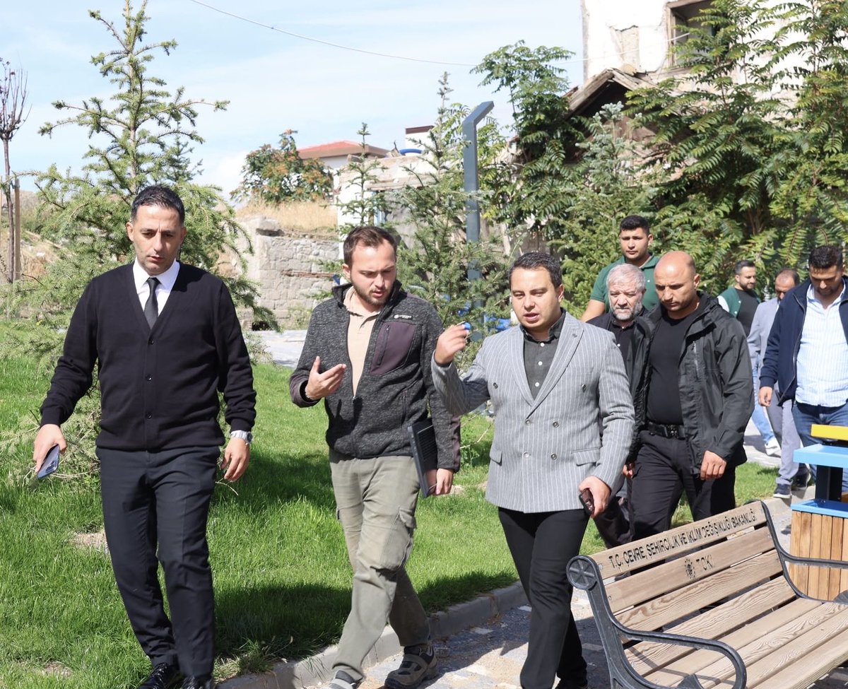 Kalecikilcemem's tweet photo. 📌 Çalışmalar Yerinde İncelendi

Kaymakamımız Sayın Melih AYDOĞAN ve İlçe Millî Eğitim Müdürümüz Sayın Emrah GÜNDÜZ, öğretmenevi olarak tahsis edilen ve yapımı devam eden alandaki çalışmaları inceleyerek bilgi aldılar.
@tcmeb 
@MemAnkara 
@kalecikgovtr 
@MltAnk0644 
#kalecik #meb https://t.co/EGVPnrTXwP