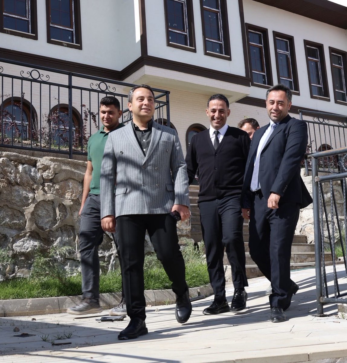 Kalecikilcemem's tweet photo. 📌 Çalışmalar Yerinde İncelendi

Kaymakamımız Sayın Melih AYDOĞAN ve İlçe Millî Eğitim Müdürümüz Sayın Emrah GÜNDÜZ, öğretmenevi olarak tahsis edilen ve yapımı devam eden alandaki çalışmaları inceleyerek bilgi aldılar.
@tcmeb 
@MemAnkara 
@kalecikgovtr 
@MltAnk0644 
#kalecik #meb https://t.co/EGVPnrTXwP