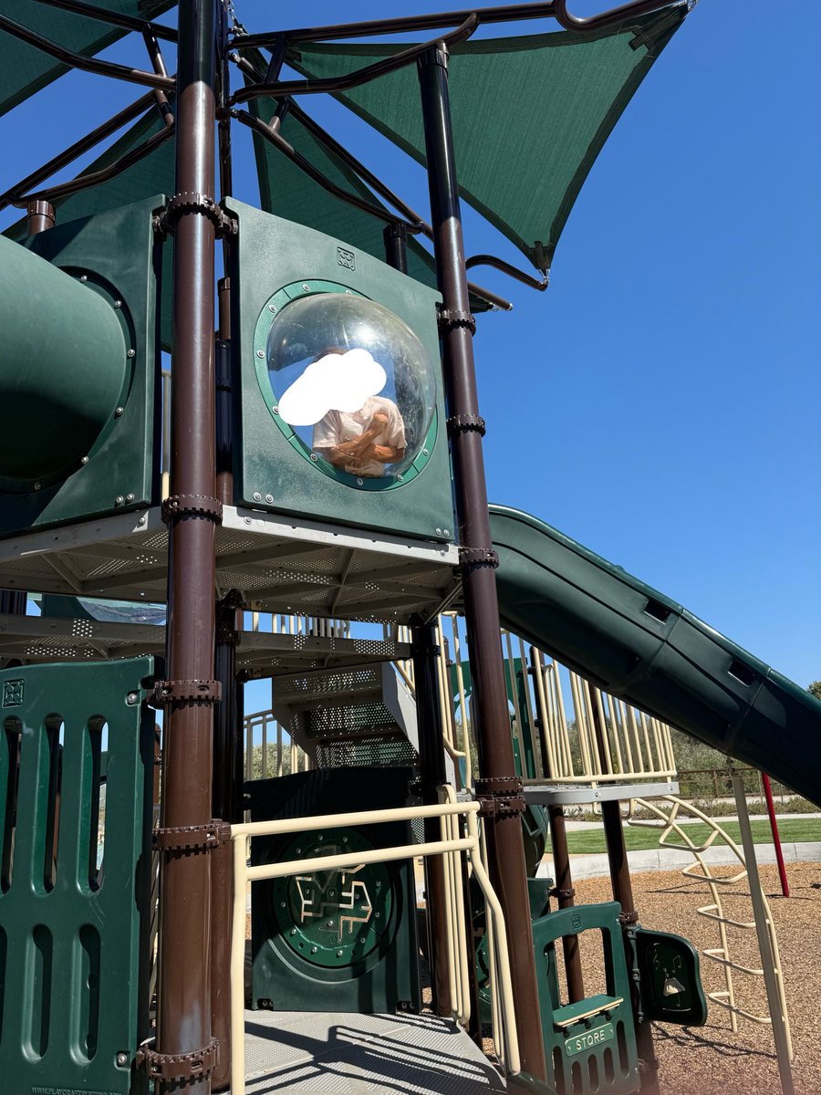 ShoodTheDude's tweet photo. Sureeee, anyway here's me babysitting my best friend's daughter. She conned me into taking her to the park https://t.co/z6HVkbPUVo