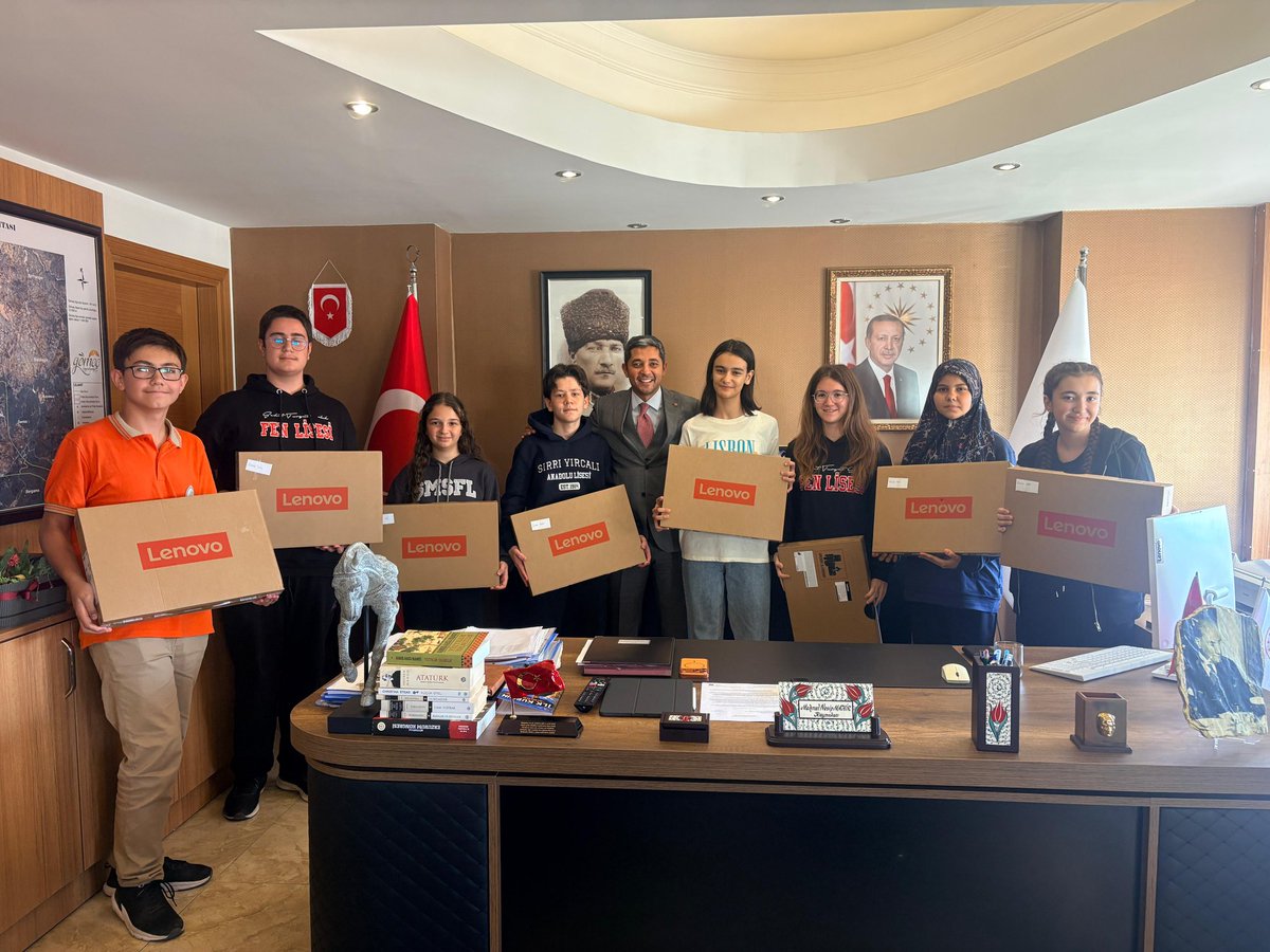 MNesipMahir's tweet photo. Bugün güzel bir gün…

Kaymakam olarak görev yaptığım 4. ilçemde de yıllardır büyük bir inançla sürdürdüğüm “Bir Hayalim Var” projemizde, Gömeç’te çok şükür güzel sonuçlar almanın mutluluğunu yaşıyoruz.

Projemiz kapsamında 5, 6, 7 ve 8. sınıf öğrencilerimize, her ay işledikleri konulardan profesyonelce hazırlanan sınavları optik sistem üzerinden gerçekleştiriyoruz. Her ay dereceye giren öğrencilerimize ise “Büyüyünce hangi mesleği yapmak istiyorsun?” diye soruyor ve seçtikleri mesleklerin profesyonelleriyle bir gün geçirme imkânı sunuyoruz.

Çünkü çocuklarımızın sadece sınavlarda başarılı olmalarını değil; hayal kurmalarını, hedef belirlemelerini ve hedeflerine ulaşabileceklerine inanmalarını istiyoruz.

Projemiz kapsamında öğrencilerimize bir de söz vermiştik: Liselere giriş sınavları sonucunda Fen Lisesi kazanan öğrencilerimize bilgisayar hediye edecektik.

Bugün 11 öğrencimize bilgisayarlarını hediye etmenin mutluluğunu hep birlikte yaşadık.

Asıl mutluluğumuz ise onların bizlere verdikleri söz oldu…

Öğrencilerimiz, üniversitelerini bitirip hayalini kurdukları mesleklere kavuştuklarında, ilk maaşlarından biriktirerek bir bilgisayar alacaklarını ve kendi ilçelerindeki kaymakamlıklara giderek başarılı öğrencilere hediye edeceklerini söylediler.

İşte o an bir kez daha gördük ki, bir iyilik yalnızca bir çocuğun bugününe değil, geleceğine de dokunuyor.

Geçtiğimiz yıl Gömeç’te 4 öğrencimiz Fen Lisesi kazanmıştı. Bu yıl ise bu sayının 11’e yükselmesinin gururunu yaşıyoruz. Böylece Fen Lisesi kazanan öğrencilerimizin sayısını neredeyse üç katına çıkarmış olduk. 👏🏻

Bu başarı, öğrencilerimizin azmi kadar; onların yanında olan, emek veren öğretmenlerimizin ve okul müdürlerimizin de başarısıdır.

“Bir Hayalim Var” projemize sahip çıkan, çocuklarımızın hayallerine ortak olan tüm öğretmenlerimize ve okul yöneticilerimize gönülden teşekkür ediyorum.

Allah’ın izniyle, bu yıl da LGS’de öğrencilerimizin Fen Liseleri ve proje okullarındaki başarılarını daha da artıracaklarına yürekten inanıyorum.

Çünkü biz biliyoruz ki;

Bir çocuğun hayaline dokunmak, onun geleceğine dokunmaktır.

Ve her çocuğun gerçekleştirmeye değer bir hayali vardır. 🇹🇷