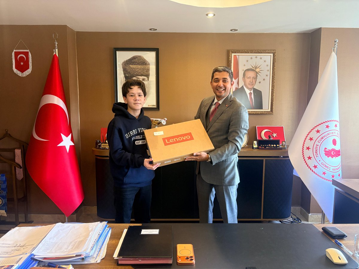 MNesipMahir's tweet photo. Bugün güzel bir gün…

Kaymakam olarak görev yaptığım 4. ilçemde de yıllardır büyük bir inançla sürdürdüğüm “Bir Hayalim Var” projemizde, Gömeç’te çok şükür güzel sonuçlar almanın mutluluğunu yaşıyoruz.

Projemiz kapsamında 5, 6, 7 ve 8. sınıf öğrencilerimize, her ay işledikleri konulardan profesyonelce hazırlanan sınavları optik sistem üzerinden gerçekleştiriyoruz. Her ay dereceye giren öğrencilerimize ise “Büyüyünce hangi mesleği yapmak istiyorsun?” diye soruyor ve seçtikleri mesleklerin profesyonelleriyle bir gün geçirme imkânı sunuyoruz.

Çünkü çocuklarımızın sadece sınavlarda başarılı olmalarını değil; hayal kurmalarını, hedef belirlemelerini ve hedeflerine ulaşabileceklerine inanmalarını istiyoruz.

Projemiz kapsamında öğrencilerimize bir de söz vermiştik: Liselere giriş sınavları sonucunda Fen Lisesi kazanan öğrencilerimize bilgisayar hediye edecektik.

Bugün 11 öğrencimize bilgisayarlarını hediye etmenin mutluluğunu hep birlikte yaşadık.

Asıl mutluluğumuz ise onların bizlere verdikleri söz oldu…

Öğrencilerimiz, üniversitelerini bitirip hayalini kurdukları mesleklere kavuştuklarında, ilk maaşlarından biriktirerek bir bilgisayar alacaklarını ve kendi ilçelerindeki kaymakamlıklara giderek başarılı öğrencilere hediye edeceklerini söylediler.

İşte o an bir kez daha gördük ki, bir iyilik yalnızca bir çocuğun bugününe değil, geleceğine de dokunuyor.

Geçtiğimiz yıl Gömeç’te 4 öğrencimiz Fen Lisesi kazanmıştı. Bu yıl ise bu sayının 11’e yükselmesinin gururunu yaşıyoruz. Böylece Fen Lisesi kazanan öğrencilerimizin sayısını neredeyse üç katına çıkarmış olduk. 👏🏻

Bu başarı, öğrencilerimizin azmi kadar; onların yanında olan, emek veren öğretmenlerimizin ve okul müdürlerimizin de başarısıdır.

“Bir Hayalim Var” projemize sahip çıkan, çocuklarımızın hayallerine ortak olan tüm öğretmenlerimize ve okul yöneticilerimize gönülden teşekkür ediyorum.

Allah’ın izniyle, bu yıl da LGS’de öğrencilerimizin Fen Liseleri ve proje okullarındaki başarılarını daha da artıracaklarına yürekten inanıyorum.

Çünkü biz biliyoruz ki;

Bir çocuğun hayaline dokunmak, onun geleceğine dokunmaktır.

Ve her çocuğun gerçekleştirmeye değer bir hayali vardır. 🇹🇷