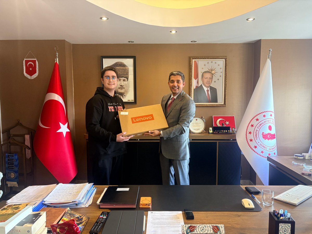 MNesipMahir's tweet photo. Bugün güzel bir gün…

Kaymakam olarak görev yaptığım 4. ilçemde de yıllardır büyük bir inançla sürdürdüğüm “Bir Hayalim Var” projemizde, Gömeç’te çok şükür güzel sonuçlar almanın mutluluğunu yaşıyoruz.

Projemiz kapsamında 5, 6, 7 ve 8. sınıf öğrencilerimize, her ay işledikleri konulardan profesyonelce hazırlanan sınavları optik sistem üzerinden gerçekleştiriyoruz. Her ay dereceye giren öğrencilerimize ise “Büyüyünce hangi mesleği yapmak istiyorsun?” diye soruyor ve seçtikleri mesleklerin profesyonelleriyle bir gün geçirme imkânı sunuyoruz.

Çünkü çocuklarımızın sadece sınavlarda başarılı olmalarını değil; hayal kurmalarını, hedef belirlemelerini ve hedeflerine ulaşabileceklerine inanmalarını istiyoruz.

Projemiz kapsamında öğrencilerimize bir de söz vermiştik: Liselere giriş sınavları sonucunda Fen Lisesi kazanan öğrencilerimize bilgisayar hediye edecektik.

Bugün 11 öğrencimize bilgisayarlarını hediye etmenin mutluluğunu hep birlikte yaşadık.

Asıl mutluluğumuz ise onların bizlere verdikleri söz oldu…

Öğrencilerimiz, üniversitelerini bitirip hayalini kurdukları mesleklere kavuştuklarında, ilk maaşlarından biriktirerek bir bilgisayar alacaklarını ve kendi ilçelerindeki kaymakamlıklara giderek başarılı öğrencilere hediye edeceklerini söylediler.

İşte o an bir kez daha gördük ki, bir iyilik yalnızca bir çocuğun bugününe değil, geleceğine de dokunuyor.

Geçtiğimiz yıl Gömeç’te 4 öğrencimiz Fen Lisesi kazanmıştı. Bu yıl ise bu sayının 11’e yükselmesinin gururunu yaşıyoruz. Böylece Fen Lisesi kazanan öğrencilerimizin sayısını neredeyse üç katına çıkarmış olduk. 👏🏻

Bu başarı, öğrencilerimizin azmi kadar; onların yanında olan, emek veren öğretmenlerimizin ve okul müdürlerimizin de başarısıdır.

“Bir Hayalim Var” projemize sahip çıkan, çocuklarımızın hayallerine ortak olan tüm öğretmenlerimize ve okul yöneticilerimize gönülden teşekkür ediyorum.

Allah’ın izniyle, bu yıl da LGS’de öğrencilerimizin Fen Liseleri ve proje okullarındaki başarılarını daha da artıracaklarına yürekten inanıyorum.

Çünkü biz biliyoruz ki;

Bir çocuğun hayaline dokunmak, onun geleceğine dokunmaktır.

Ve her çocuğun gerçekleştirmeye değer bir hayali vardır. 🇹🇷
