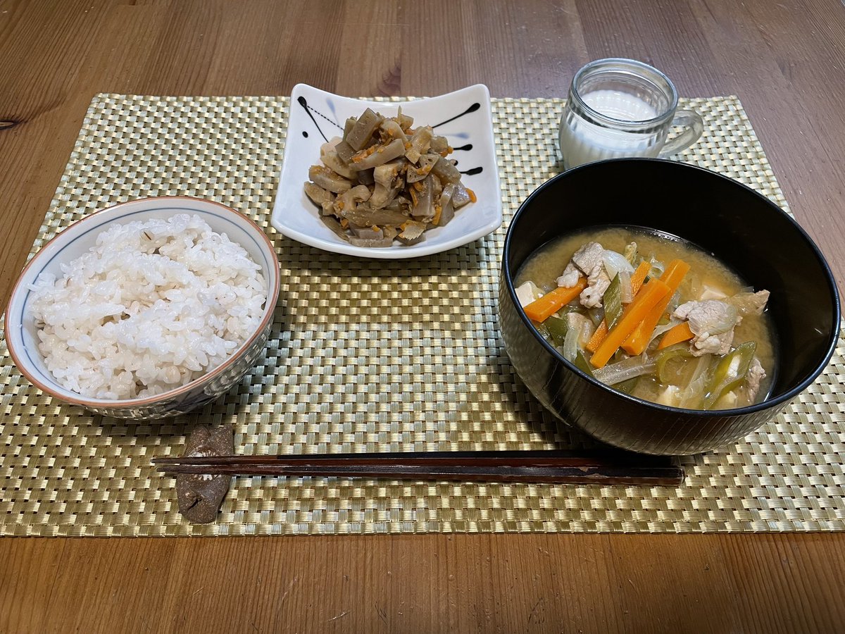 manmarunavi's tweet photo. 2026年9月25日(金)の名古屋市公立小学校給食は、麦ごはん・牛乳・れんこんのかきまし・豚汁・はっ酵乳でした。 https://t.co/AeBEWLD0U2