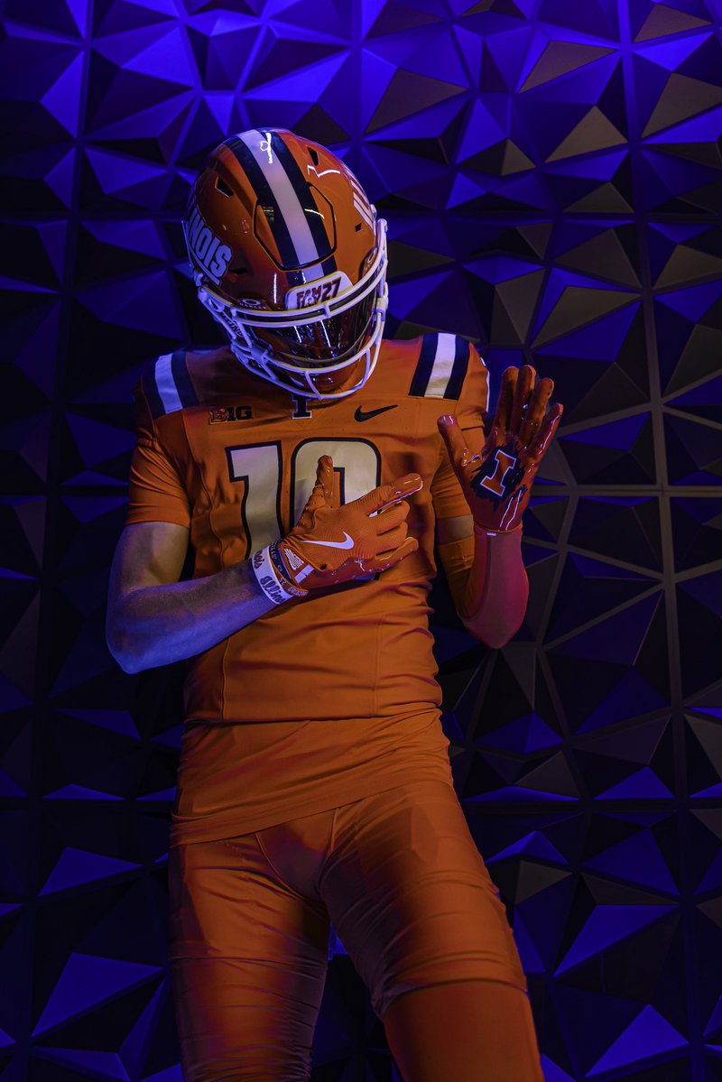 BrodyKnowles11's tweet photo. Back home this weekend!! 🔵🟠
 @BretBielema @coachjstepp 
@BarryLunneyJr @harperccole 
@Eddie__Simpkins @drobalwayzopen 
@SLC_Recruiting @samspiegs https://t.co/qEro9QgNai