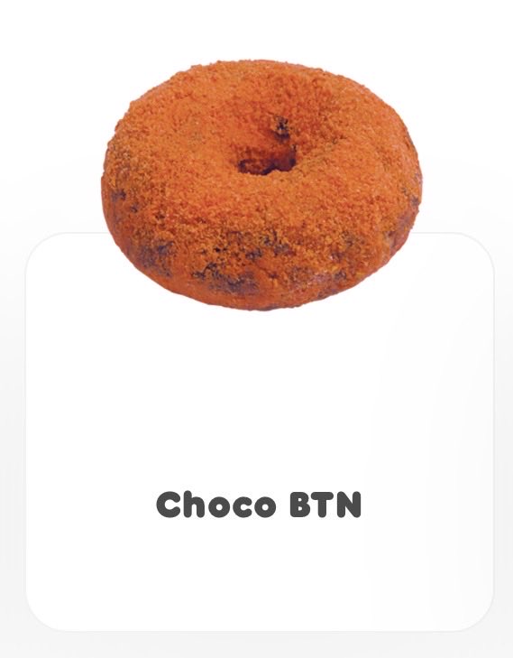 littletwinsj's tweet photo. โดนัทอันที่น้องจองวอนกำลังกินน่าจะเป็นรส choco butternut ยัยจิ๋วบอกเค้าบอกรสชาติคล้ายชานมไทยเลย ( แต่ความจริงรสนี้ไม่มีส่วนผสมอะไรที่เป็นชานมเลย ค่อยมากินชาไทยจริงๆตอนเดือน 11 นะจิ๋ว 🥹🫳🏻🐈 ) https://t.co/p080nLjD8I