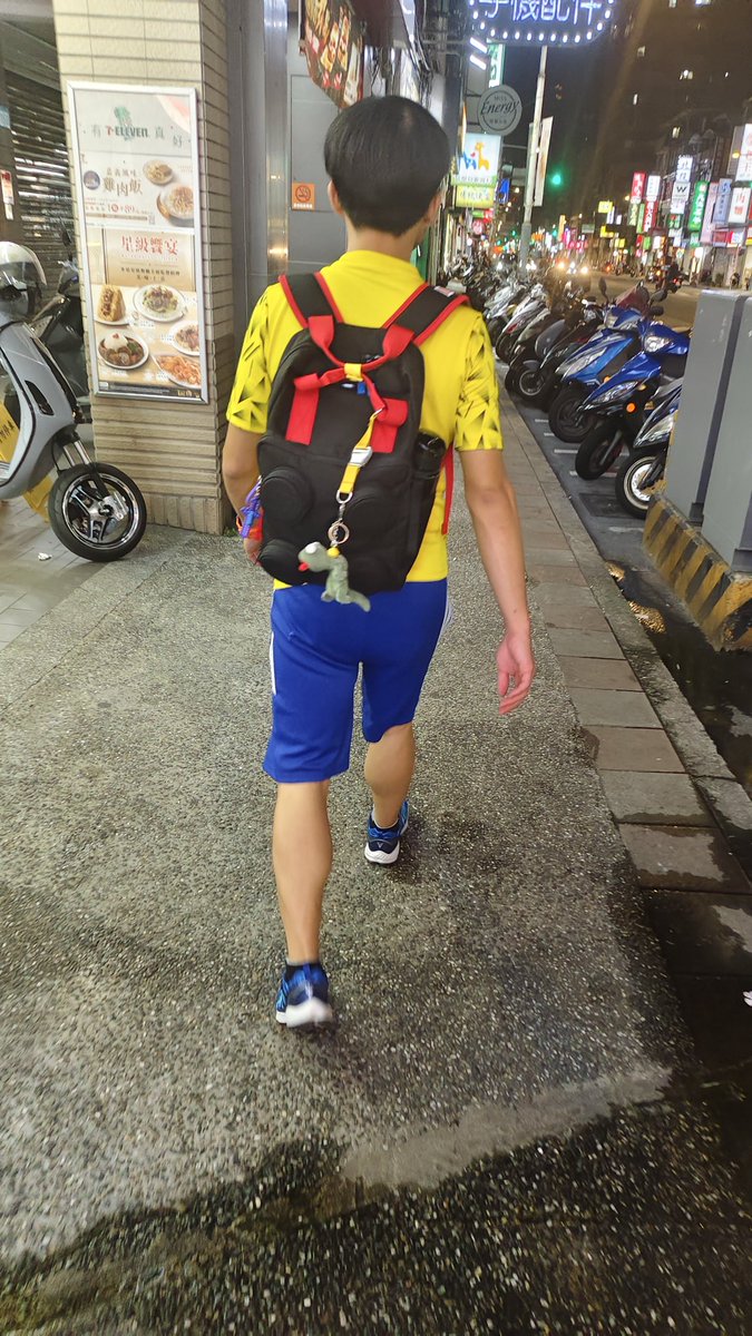 Alexanderabdl's tweet photo. 跟寶寶一起逛街的時候，寶寶總是喜歡走在最前面，這樣走在後面就可以看到他那個圓滾滾的屁屁😏

為什麼屁屁這麼圓呢？當然是裡面的布布已經濕啦，但這好像絲毫不影響寶寶逛街😆

逛到童鞋專櫃的時候，寶寶看到一雙皮卡丘鞋鞋，超級可愛，馬上就把它給收服了😍

#abdl https://t.co/dBoSvCqwR8