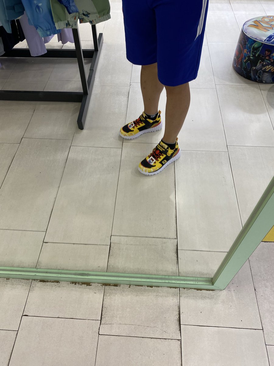 Alexanderabdl's tweet photo. 跟寶寶一起逛街的時候，寶寶總是喜歡走在最前面，這樣走在後面就可以看到他那個圓滾滾的屁屁😏

為什麼屁屁這麼圓呢？當然是裡面的布布已經濕啦，但這好像絲毫不影響寶寶逛街😆

逛到童鞋專櫃的時候，寶寶看到一雙皮卡丘鞋鞋，超級可愛，馬上就把它給收服了😍

#abdl https://t.co/dBoSvCqwR8