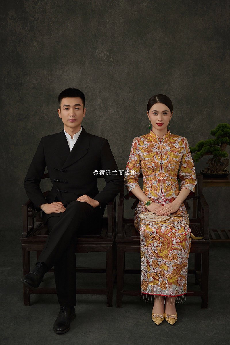 chadr_hodes_26's tweet photo. [Check out this classic Chinese-style outfit with a dark 克褂 (traditional robe) and 磐 stone pendant, perfect for cultural events!]， https://t.co/K6peXnjdtM