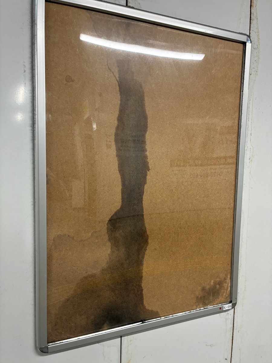 synomare's tweet photo. ポスター入ってない駅の広告枠、抽象画の展示かと思った https://t.co/SQnAS5wDcp