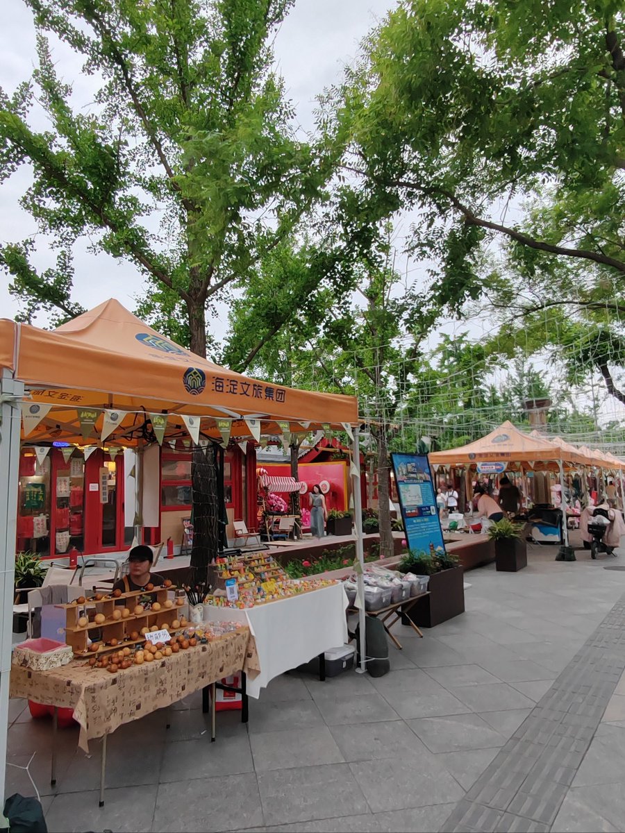 EstherHawkpjvi's tweet photo. Ven a nuestra feria comunitaria el sábado en la plaza central! Habrá comida típica, juegos para nios y stands de artesanos locales. No te lo pierdas!， https://t.co/TKJrCtRTsg