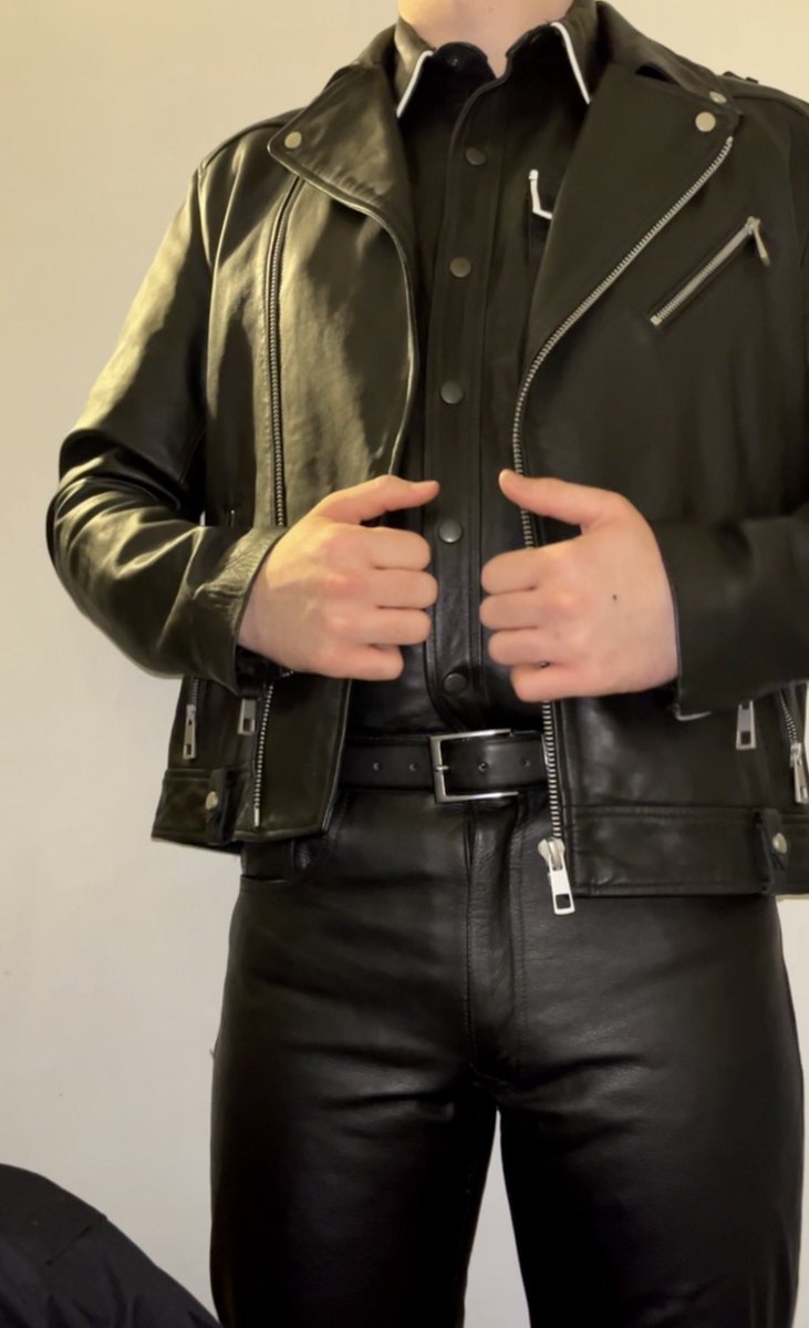shinyleatherx's tweet photo. Standing tall and proud in my leathers! 😈 #gayleather #gaykink #leatherkink https://t.co/LqLNbGPqwW