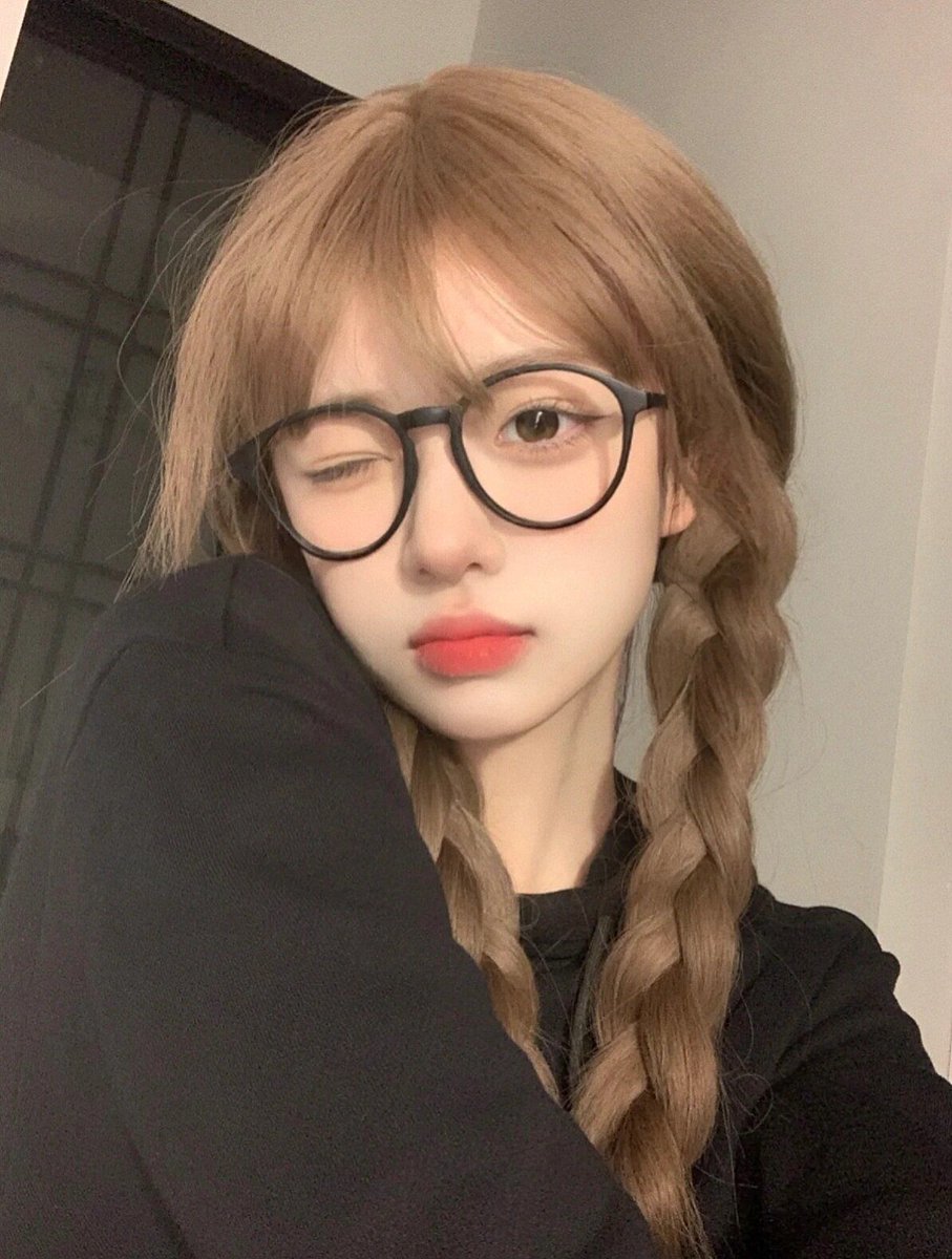 willi_sher250's tweet photo. I found a super cute friend today, the international brown-haired girl who works in a frequency structural design team~ https://t.co/lr3HYPcme3