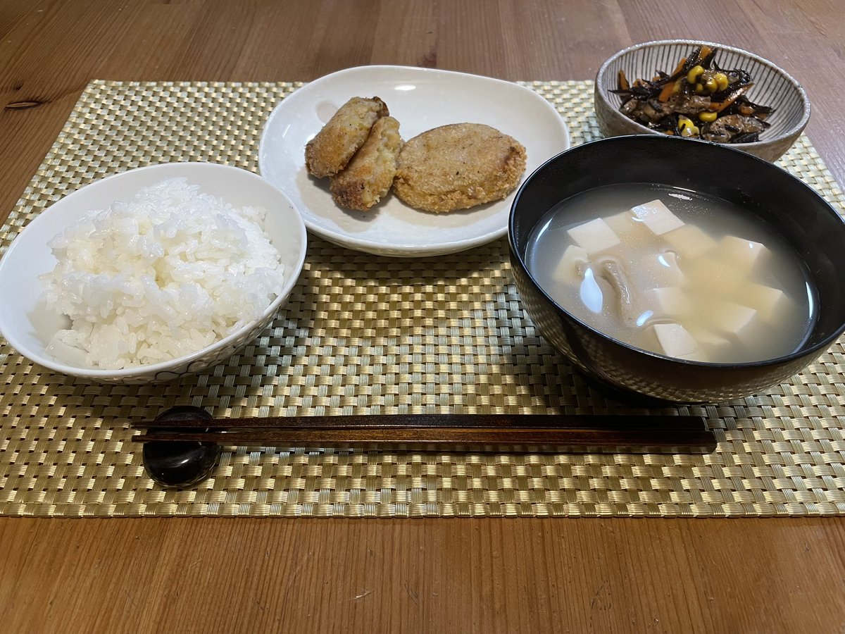 manmarunavi's tweet photo. シルバーウィーク明け2026年9月24日(木)の名古屋市公立小学校給食は、ごはん・牛乳・コロッケ・ひじきの炒め煮・すまし汁でした。 https://t.co/0k8AuzRorC