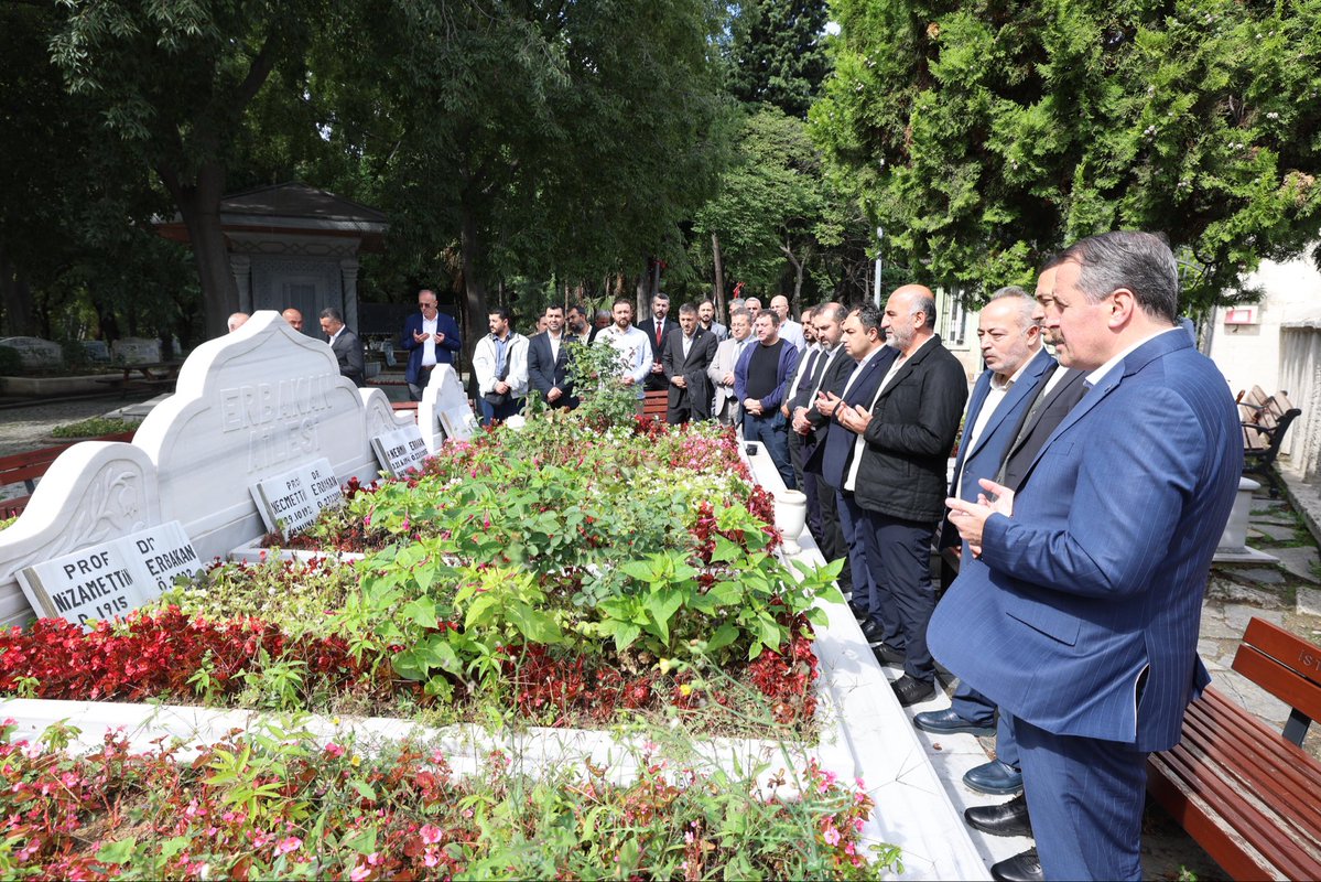 _aliyalcin_'s tweet photo. Kardeşliğimiz ebed, 
buluşmamız muhabbet❤️

Muhabbet, gönülleri buluşturur; samimiyet, kardeşliği büyütür; vefa ise insanın köklerine bağlılığını gösteren en güçlü duygulardan birisidir.

Millî Gençlik Vakfı (MGV) İstanbul İl Merkezi’nin düzenlediği “Muhabbet Buluşmaları” programında kardeşlerimizle aynı gönül ikliminde buluşmanın, hasbihalin ve samimi, muhabbet etmenin güzelliğini, huzurunu yaşadık.

Kuşkusuz ki bu buluşmalar, sadece sohbet için değil; ortak bir idealin, ortak bir duanın ve kardeşliğimizin yeniden hatırlanmasıdır.

Bu güzel buluşmamızın ardından, milletimizin gönlünde müstesna bir iz bırakan merhum Prof. Dr. Necmettin Erbakan Hocamızın kabrini ziyaret ettik. Gönül dostlarımızla hasbihalimizin ardından, gönül ve dava büyüğümüzü rahmet ve vefa ile yâd ettik.

Rabbim Hocamıza rahmet eylesin. Mekânı cennet, makamı âli olsun.

“Muhabbet Buluşmaları” programı için MGV İstanbul İl Başkanı Mustafa Halit Korkusuz kardeşimize ve ekibine teşekkür ediyorum.

Muhabbetimiz daim, kardeşliğimizi kaim olsun.

@mgvistanbul34 @MilliGenclik