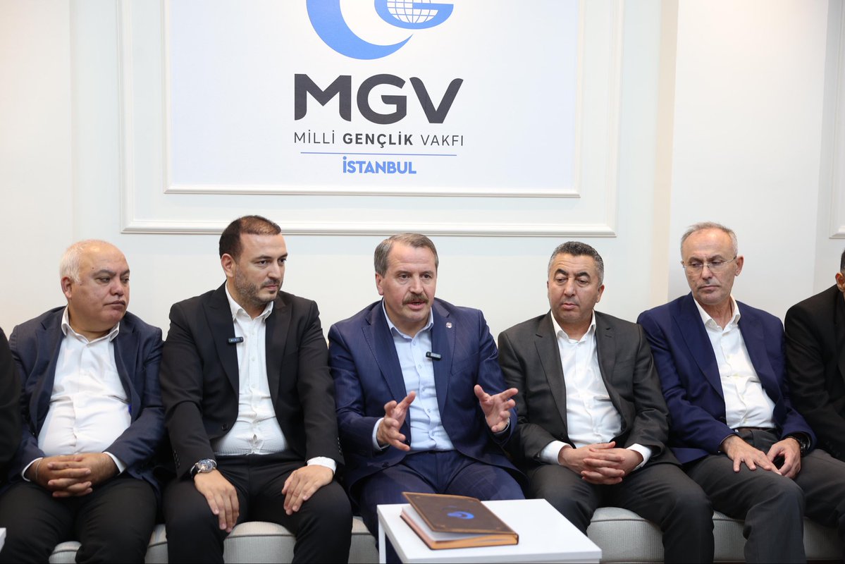 _aliyalcin_'s tweet photo. Kardeşliğimiz ebed, 
buluşmamız muhabbet❤️

Muhabbet, gönülleri buluşturur; samimiyet, kardeşliği büyütür; vefa ise insanın köklerine bağlılığını gösteren en güçlü duygulardan birisidir.

Millî Gençlik Vakfı (MGV) İstanbul İl Merkezi’nin düzenlediği “Muhabbet Buluşmaları” programında kardeşlerimizle aynı gönül ikliminde buluşmanın, hasbihalin ve samimi, muhabbet etmenin güzelliğini, huzurunu yaşadık.

Kuşkusuz ki bu buluşmalar, sadece sohbet için değil; ortak bir idealin, ortak bir duanın ve kardeşliğimizin yeniden hatırlanmasıdır.

Bu güzel buluşmamızın ardından, milletimizin gönlünde müstesna bir iz bırakan merhum Prof. Dr. Necmettin Erbakan Hocamızın kabrini ziyaret ettik. Gönül dostlarımızla hasbihalimizin ardından, gönül ve dava büyüğümüzü rahmet ve vefa ile yâd ettik.

Rabbim Hocamıza rahmet eylesin. Mekânı cennet, makamı âli olsun.

“Muhabbet Buluşmaları” programı için MGV İstanbul İl Başkanı Mustafa Halit Korkusuz kardeşimize ve ekibine teşekkür ediyorum.

Muhabbetimiz daim, kardeşliğimizi kaim olsun.

@mgvistanbul34 @MilliGenclik