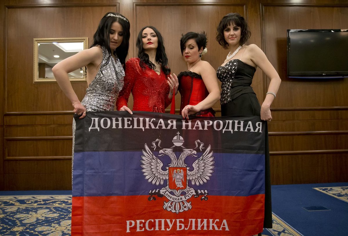 chvk_irlandets's tweet photo. A women's beauty pagent in the rebellious Donetsk, held as preperations for the upcoming March 8th Women's Day celebrations. 
The women involved were actively serving in the militia, and thus, mirrored their dual-lives as women by finishing the show in uniform.

Donetsk, May 2015 https://t.co/NipIdAjqi9
