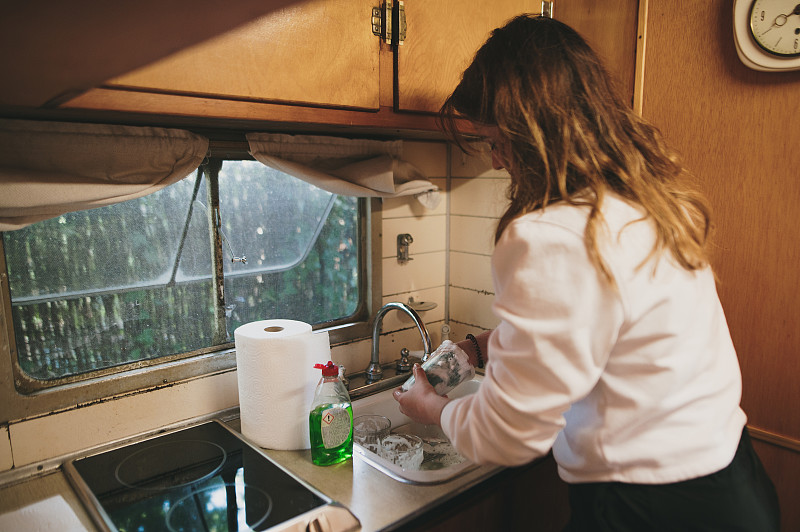 SummerEvanie's tweet photo. Limpio la cocina mientras el sol se pone, una tarea sencilla que llena el hogar de calma. https://t.co/LT19VjZbDO