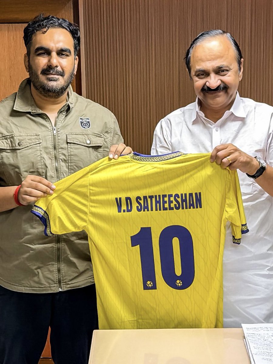blastersbase's tweet photo. 👀💛 Did you spot this detail on the jersey presented to Kerala CM V. D. Satheesan?

The sleeve cuffs feature what looks like a subtle braided, rope-style traditional Kerala pattern, while the textured yellow across the jersey gives it a woven, festive feel. 🌼 https://t.co/TS6RlLbU3b