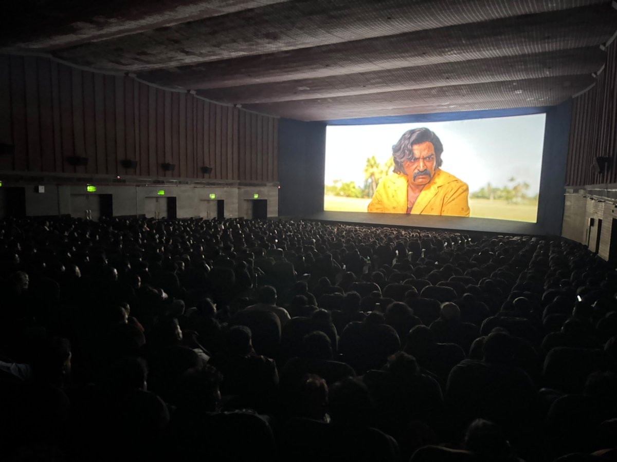 Sugumar_Tweetz's tweet photo. 1000 Seater Devi Paradise Housefull 🔥💥 #Baththa Sambavam 🧨 https://t.co/BameDccTHM