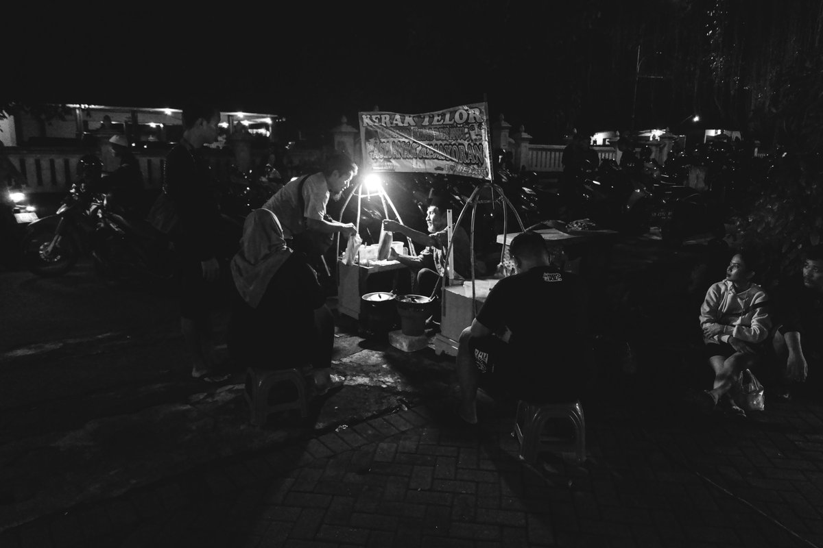 hendibas's tweet photo. Jogja is city made for street photography https://t.co/h8HDspILYt