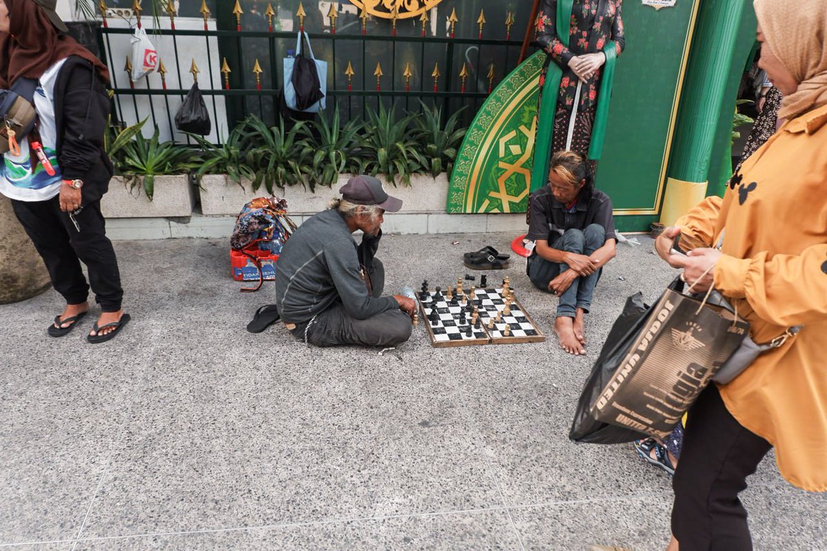 hendibas's tweet photo. Jogja is city made for street photography https://t.co/h8HDspILYt