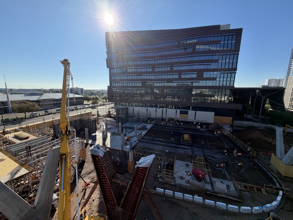 PHXEconDev's tweet photo. Banner Health is joining the University of Arizona’s new Medical Innovations Building.
More: https://t.co/VHL5b0bkSG
#PHXisBIO #Bioscience #HealthcareInnovation #UofAMedicine
Photo credit: Adam Brooks/College of Medicine – Phoenix https://t.co/4oTLouIUHx