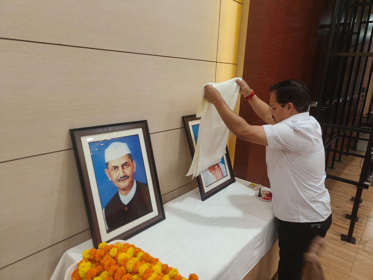 AKTU_Lucknow's tweet photo. मा० कुलपति प्रो० जेपी पांडे जी की अध्यक्षता में विश्वविद्यालय में 2 अक्टूबर, गांधी जयंती के अवसर पर कार्यक्रम का आयोजन हुआ, जिसमें राष्ट्रपिता महात्मा गांधी जी की प्रतिमा पर माल्यार्पण कर उन्हें श्रद्धांजलि अर्पित कर उनके सत्य, अहिंसा एवं स्वच्छता के आदर्शों को स्मरण किया गया। https://t.co/y4s3bwJmNY