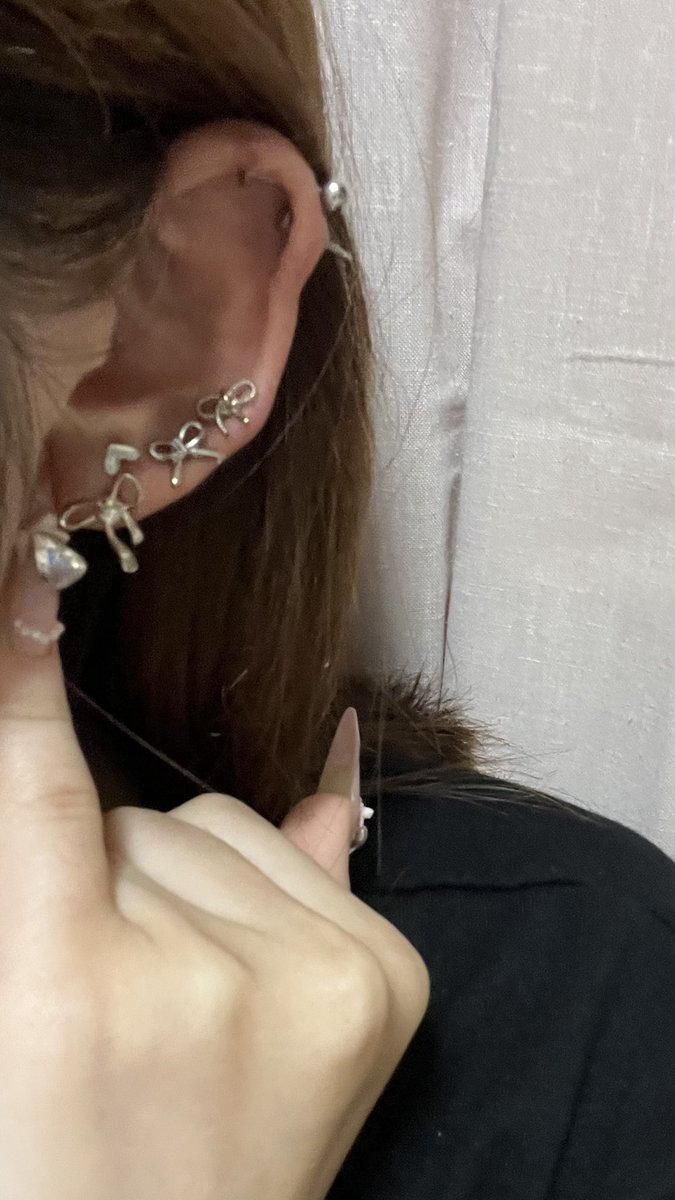 neu11026's tweet photo. 言ってたピアス！軟骨ちぎれてキャッチどっか行ってるけど https://t.co/gukKRL58Nb