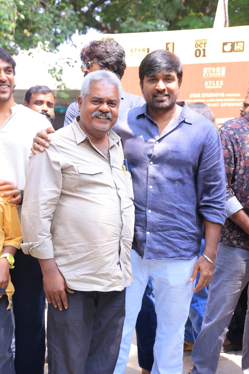 kayaldevaraj's tweet photo. #BaththaReview My Rating 4/5
விஜய் சேதுபதியின் நடிப்பில் இது ஒரு மைல் கல் படம். ஊரையே நடுங்க வைக்கும் ரவுடியை, ஒரு சிறுவன் எப்படி மாற்றுகிறான் என்ற கதை அற்புதம். இயக்குனர் பாலாஜி தரணிதரனின் இயக்கத்தில் இயல்பாக நடித்துள்ள விஜய் சேதுபதி, மாஸ்டர் சாய் பிருத்விராஜ் ஆகியோருக்கு தேசிய விருது கொடுக்கலாம்.
Written & Directed by #BalajiTharaneetharan
A @SaiAbhyankkar musical
#BaththaFromOct1
#MakkalSelvan @VijaySethuOffl @jose_lijomol @thehari___ @arjunchdmbrm #Balamurugan #VishnuGovindan #SaiPrithivRaj @muthurajthangvl #SelvakumarSK @kalaivananoffl #ShruthiManjari @gopiprasannaa @e4echennai @agscinemas @AnnapurnaStdios #OveumInternational @archanakalpathi @aishkalpathi @malinavin
@Atlee_dir @MuradKhetani @priyaatlee #AlokJain @andhareajit #Ashwin @aksnash @Fitooriya @ShalRaj11 @mohanganasan @starstudio18_ @aforapple_offcl @Cine1Studios @proyuvraaj @thinkmusicindia @NetflixIndia @vijaytelevision