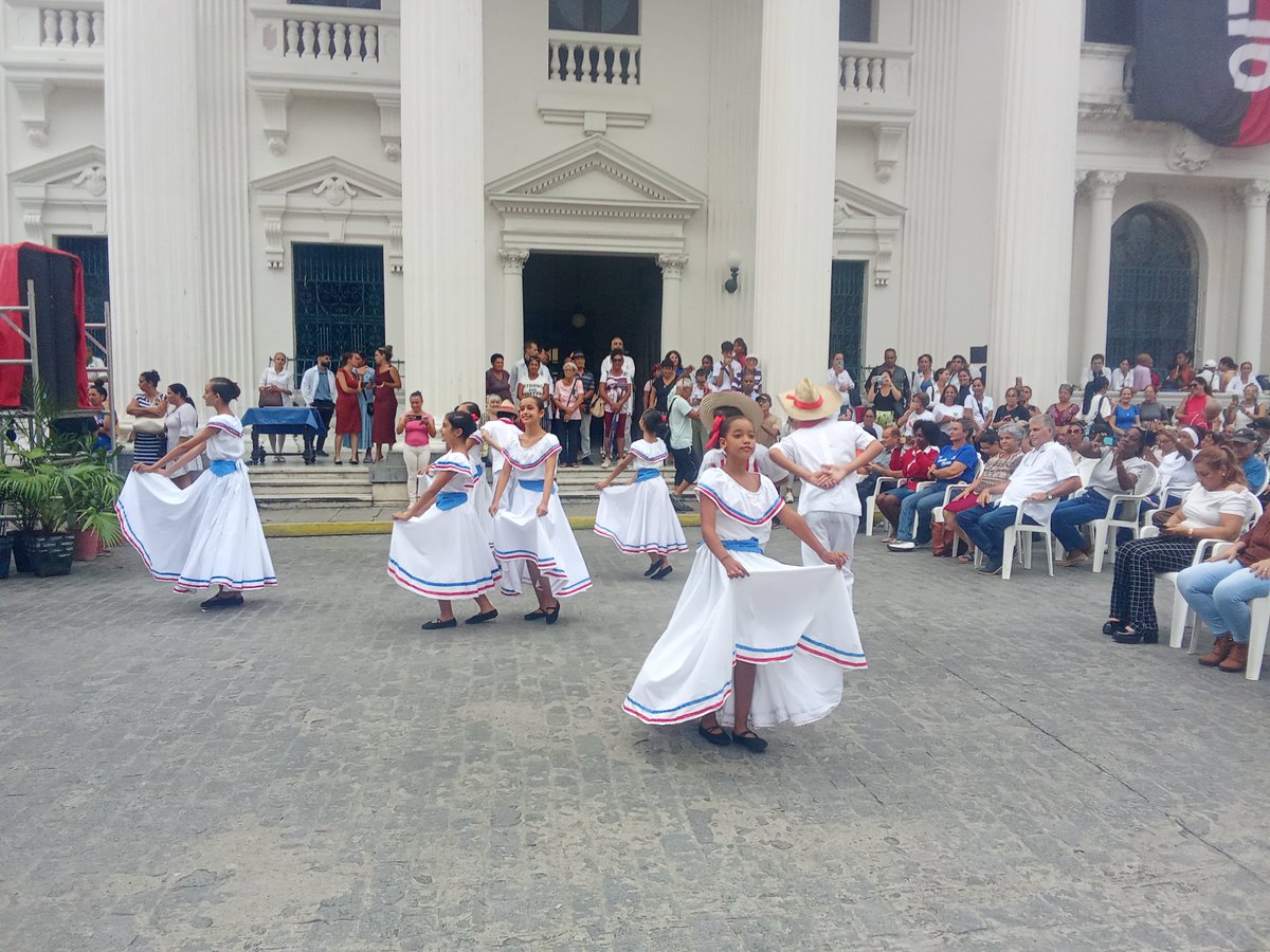 lby780101's tweet photo. Ayer fue el día del adulto mayor y Educación Provincial Villa Clara los felicita por su dedicación y su empeño en darnos buenas enseñanzas. @DPEVillaClara @SoyVillaClara @CubaMined https://t.co/yWMW3bdkhm