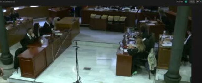 Macarena_Olona's tweet photo. “Visto para sentencia”.

9 años después del 1-O, 4 agentes de Policía #UIP se enfrentan a penas de prisión de hasta 13 años.

Hoy ha concluido el juicio en Barcelona y la Sra. Fiscal, en un extraordinario Informe final, ha pedido la absolución de todos los agentes quienes, cito literalmente, hicieron uso de la Fuerza conforme a los principios de “oportunidad, congruencia y proporcionalidad”.

Pero han tenido que atravesar un auténtico calvario judicial del que se ha librado el que atentó contra la autoridad, que perdió un ojo por sus propios actos, gracias a la infame amnistía.

Visto para Sentencia. Y, con esta publicación, que sientan los agentes el abrazo cálido de los españoles que defendemos la Ley y el Orden. Y reconocemos a los Héroes de la Patria que la aplican.