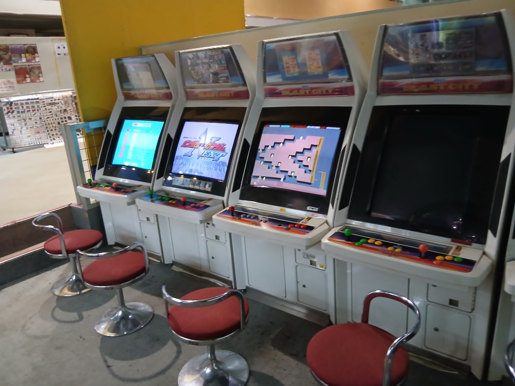 fWeQMYbzWKQiJsm's tweet photo. 石川県の金沢マンボウのゲームコーナー。以前よりもラインナップが少し減ったような気がするがはじめの一歩2は残っていた。同じ系列の小松と高岡がゲームコーナーを閉鎖していたので心配だったが、健在だったのでまずは一安心。②へ続く　パンチングマシン��細は➂で https://t.co/sMzleeQJx2
