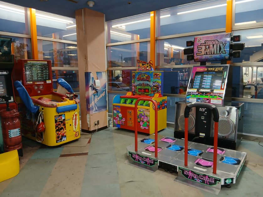 fWeQMYbzWKQiJsm's tweet photo. 石川県の金沢マンボウのゲームコーナー。以前よりもラインナップが少し減ったような気がするがはじめの一歩2は残っていた。同じ系列の小松と高岡がゲームコーナーを閉鎖していたので心配だったが、健在だったのでまずは一安心。②へ続く　パンチングマシン��細は➂で https://t.co/sMzleeQJx2